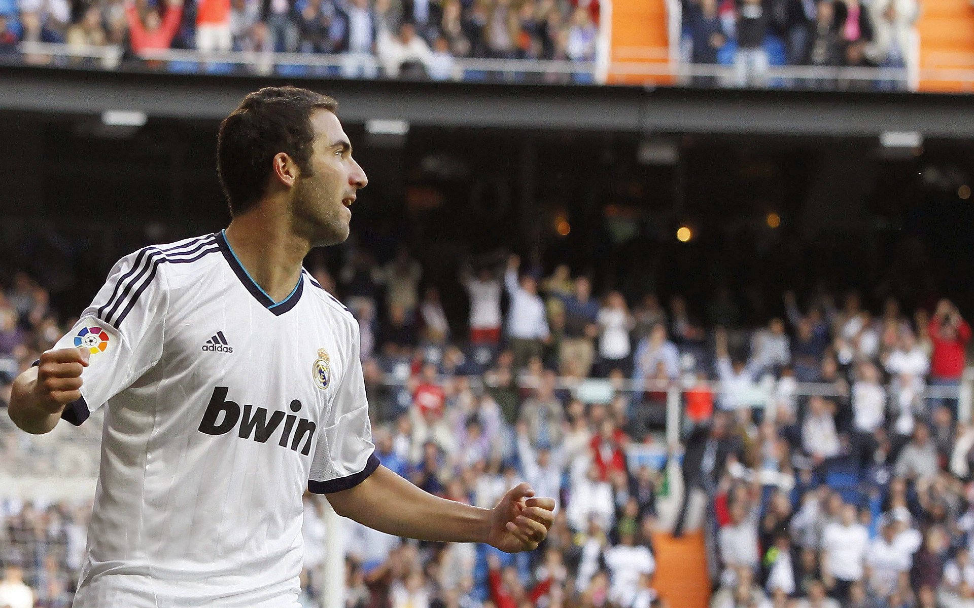 开云esports-中超转会市场活跃 多队补强锋线阵容，中超最新转会动态